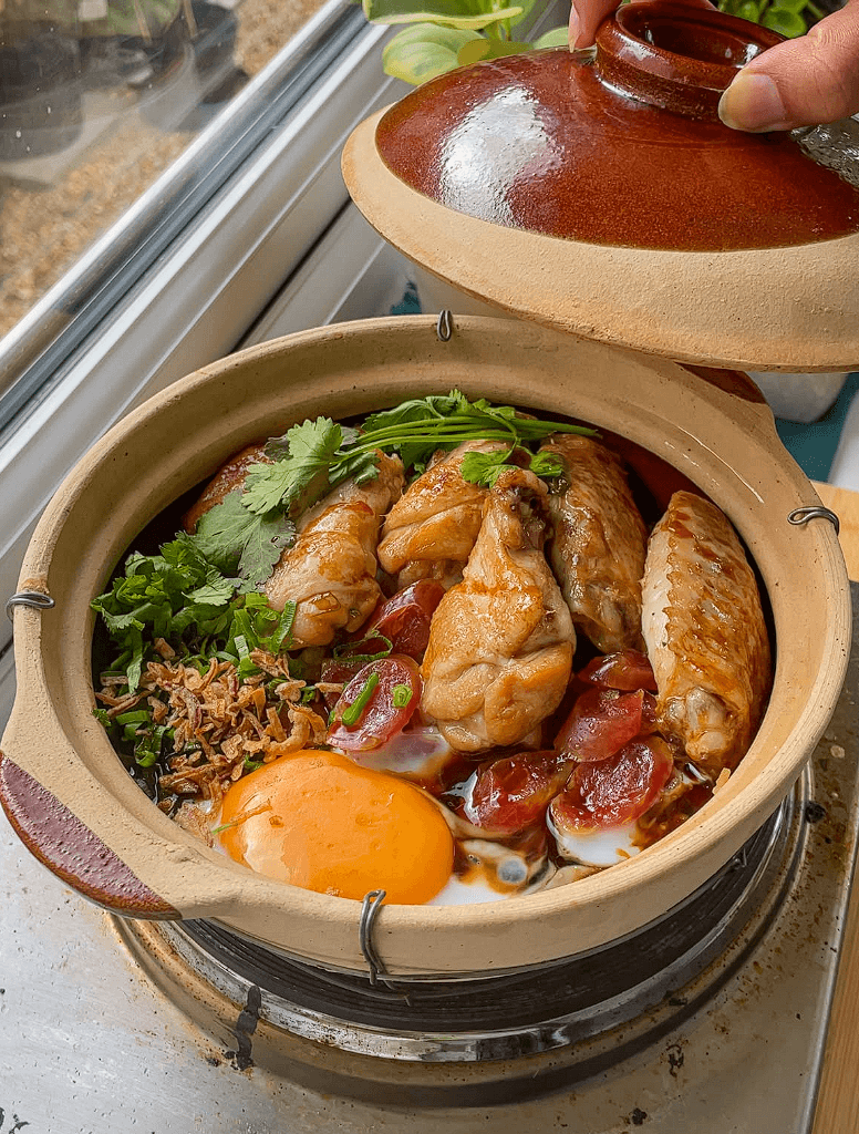 Claypot Chicken Rice (鸡肉煲仔饭)